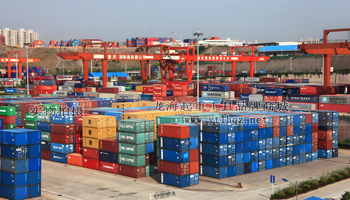 集裝箱舉升機使用場景圖一集裝箱堆場 集裝箱舉升機使用場景圖一集裝箱堆場